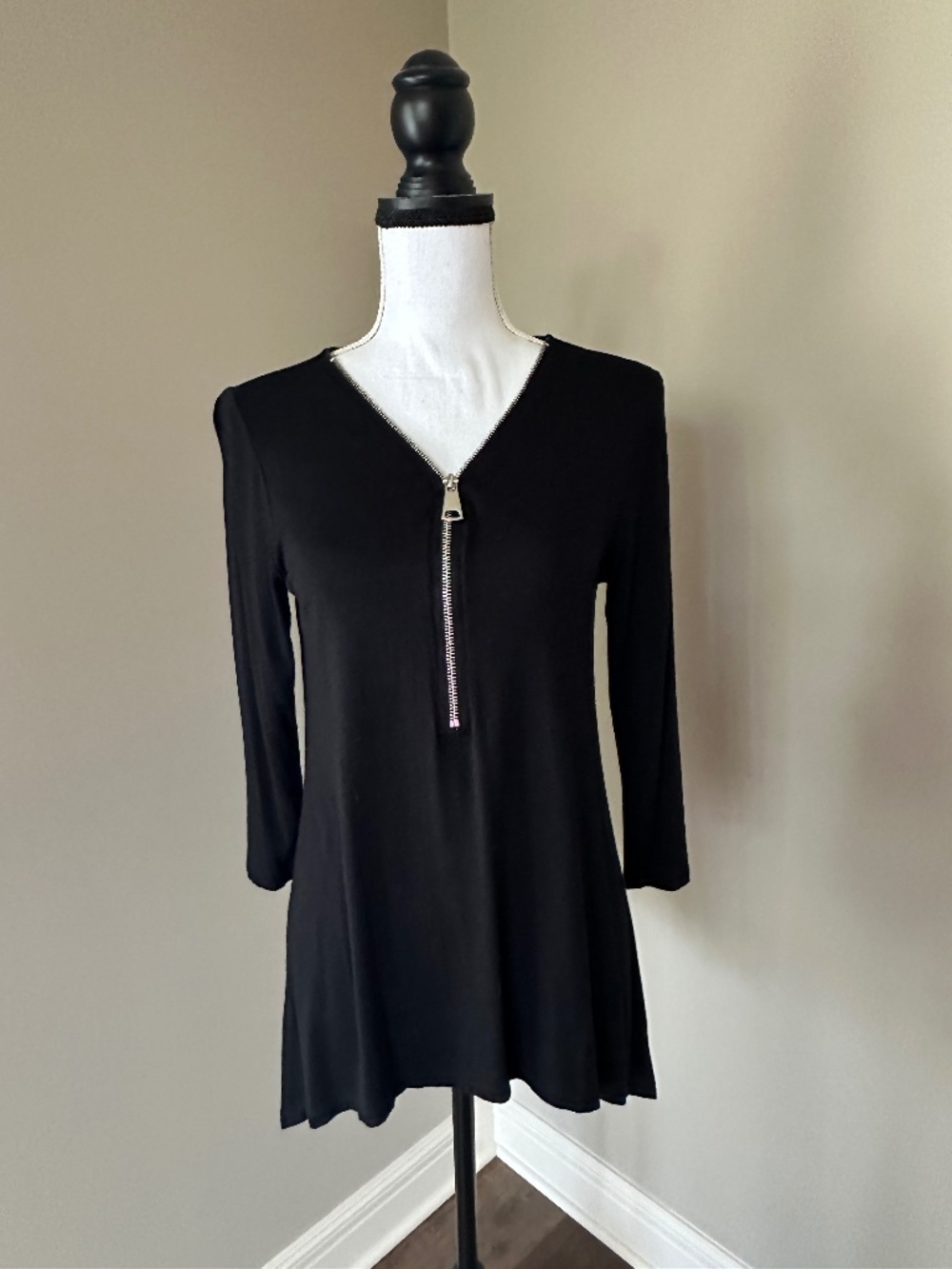 Cable & Gauge - Black top with zipper front